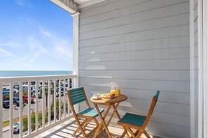 Outdoor dining - Pier Point | Ocean View | Walk To Beach (Folly Beach)