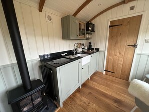 Fridge, microwave, oven, stovetop - Centrally heated 5 star cosy traditionally built Shepherds Hut w/ en suite WC. (Broad Oak, Rye)