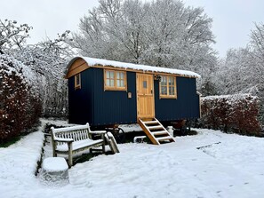 Exterior - Centrally heated 5 star cosy traditionally built Shepherds Hut w/ en suite WC. (Broad Oak, Rye)