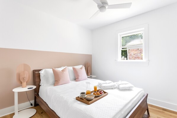 2 bedrooms, iron/ironing board, internet