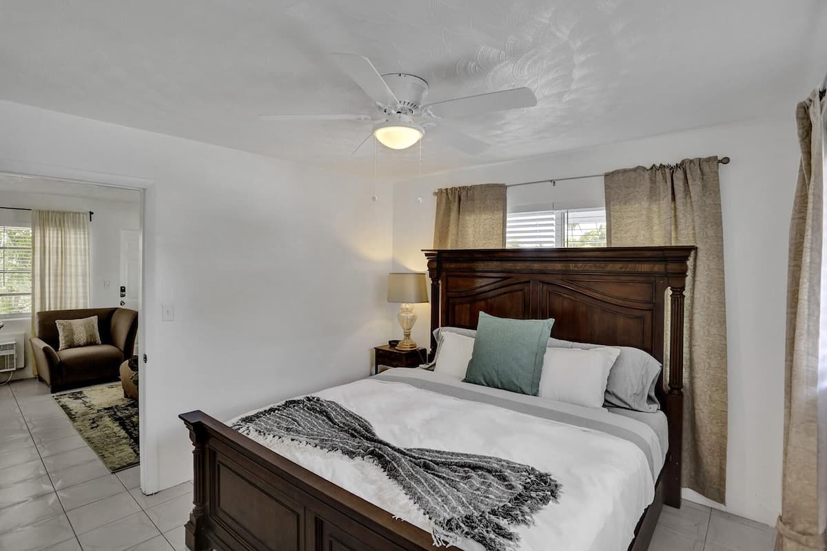 2 Schlafzimmer, hochwertige Bettwaren, Daunenbettdecken