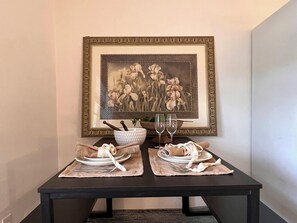 Appartement Confort, 1 chambre, vue sur la cour intérieure, cÎté cour intérieure | Repas dans la chambre