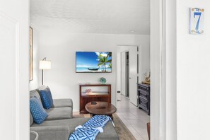 Appartement Confort, 1 chambre, vue sur la cour intérieure, cÎté cour intérieure | Aire de séjour | Téléviseur de 55 po avec télévision numérique