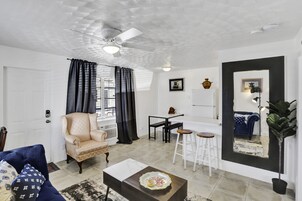 舒适公寓, 1 间卧室, 厨房, 庭院景观 | 起居区 | 55-英寸电视 （配备数码频道）、流媒体服务