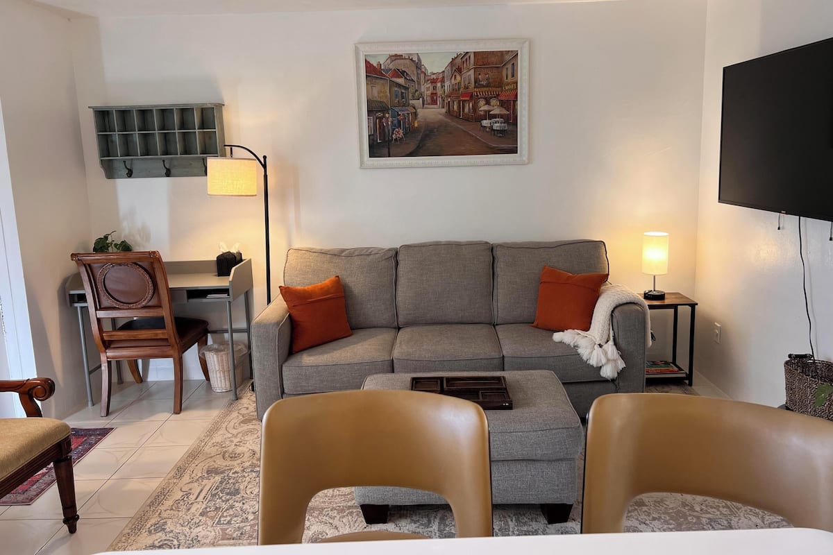 Comfort-Apartment, 1 Schlafzimmer, Blick auf den Innenhof, zum Innenhof hin | 55-Zoll-Fernseher mit Digitalempfang, Streaming-Dienste