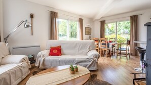 Una sala de estar acogedora con sofá, mesa de comedor y chimenea.