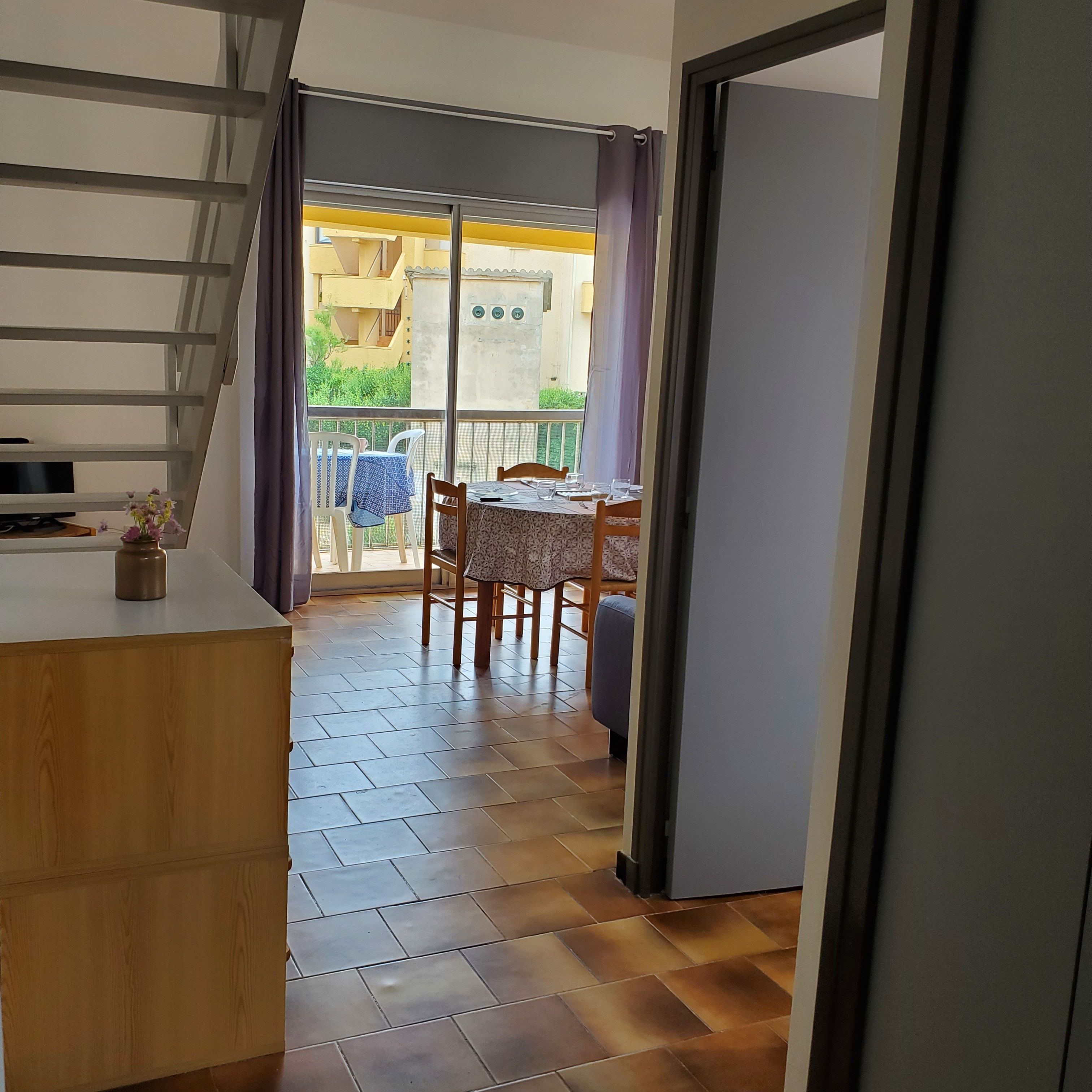 Eine moderne Küche mit einer Holzausstattung und einem Blumenstrauß.