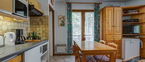 Fridge, microwave, oven, coffee/tea maker