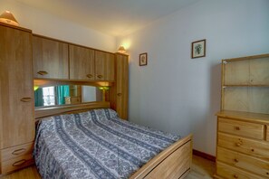 2 habitaciones y tabla de planchar con plancha 