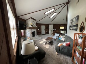 TV, fireplace, DVD player, books - Uniquely styled octagon shaped home. Just 2 miles to the lake (Monticello)