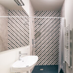 Shower, free toiletries, hair dryer, bidet