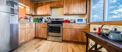 雪櫃、微波爐、焗爐、爐具