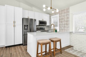 Fridge, microwave, oven, stovetop - Sunny Retreat - Mins 2 Beach & DT - Fenced Yard (Fort Lauderdale)