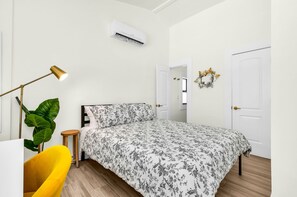 2 bedrooms, desk, iron/ironing board, travel cot - Sunny Retreat - Mins 2 Beach & DT - Fenced Yard (Fort Lauderdale)