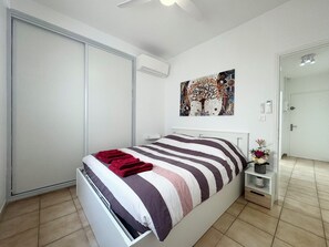 3 عدّة غرف نوم ومكواة/لوح كي وواي فاي وملاءات أسرّة