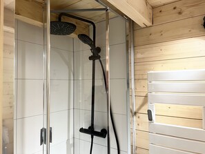 Dusch, hårtork, tvål och toalettpapper