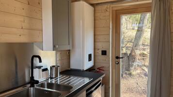 Een koelkast, een oven, een kookplaat, een koffiezetapparaat/waterkoker