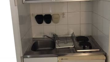 Micro-ondes, four, plaque de cuisson, cafetiĂšre/bouilloire