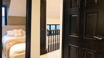 Lyxstuga - privat badrum - utsikt mot trädgården | 2 sovrum