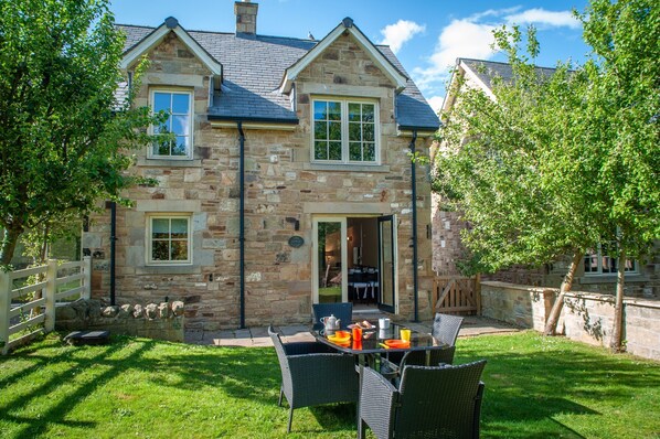 Luxury Cottage, Private Bathroom, Garden View | Exterior - Northern Hideaways Apple Store, Ellingham (Chathill)