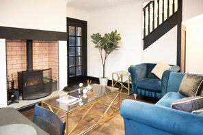 Luxury Cottage, Private Bathroom, Garden View | Lounge - Northern Hideaways Apple Store, Ellingham (Chathill)