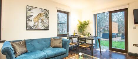 Cottage Luxe, salle de bains privée, vue jardin | Bar lounge