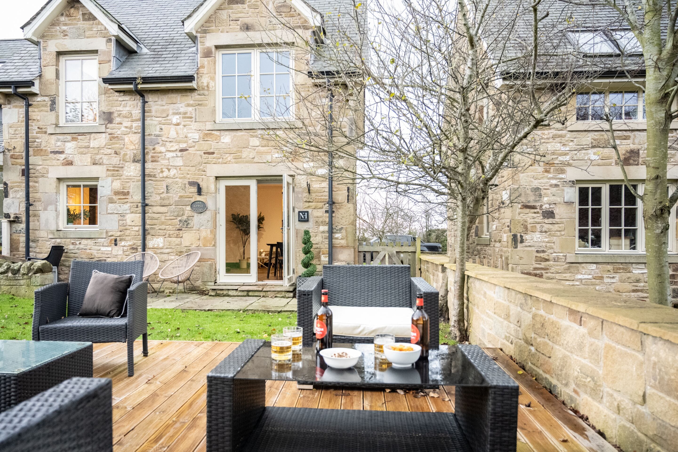 Lyxstuga - privat badrum - utsikt mot trädgården | Exteriör