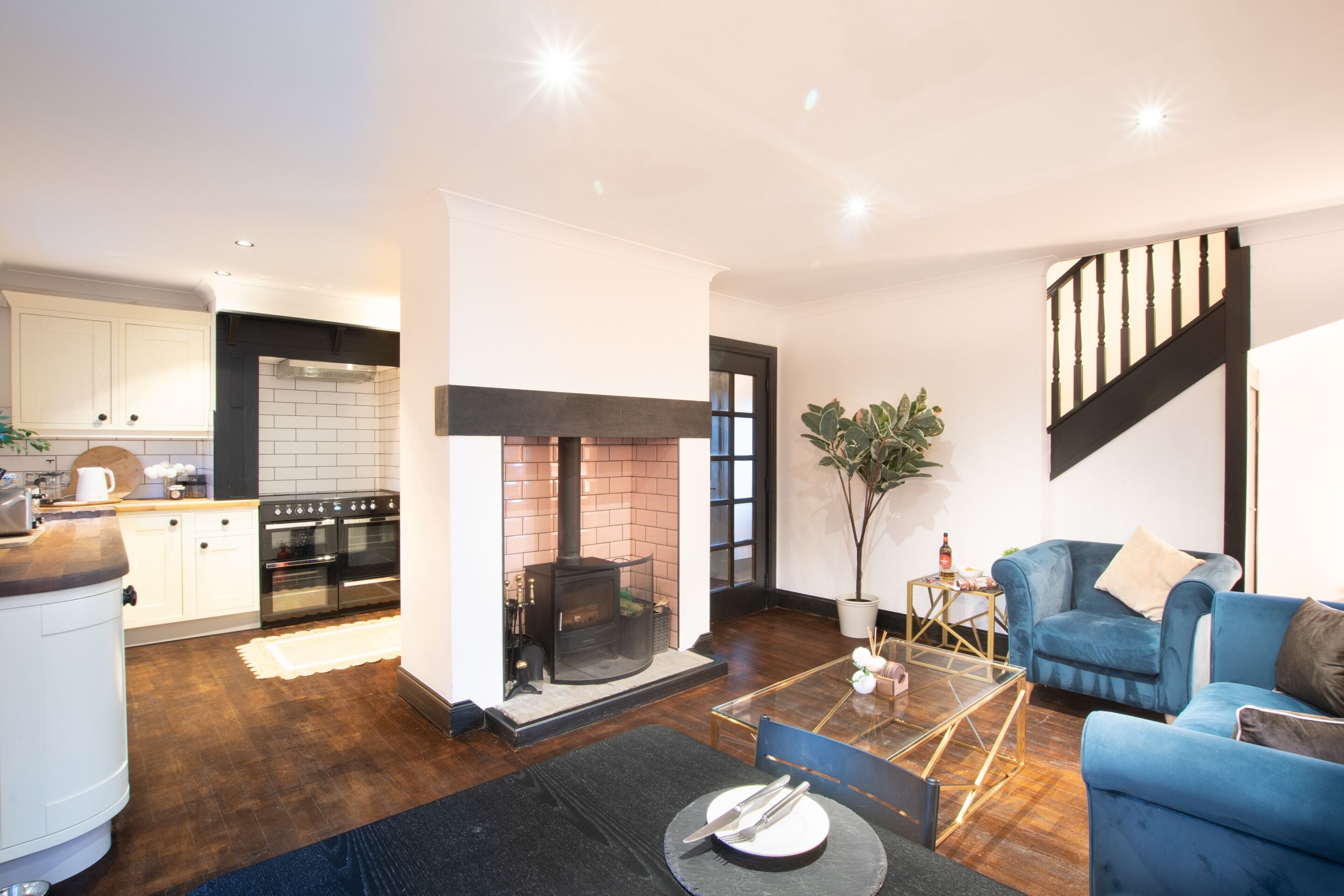 Lyxstuga - privat badrum - utsikt mot trädgården | Lounge