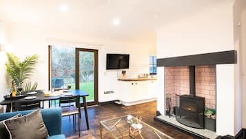 Lyxstuga - privat badrum - utsikt mot trädgården | Lounge