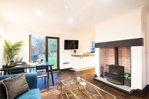 Luxury Cottage, Private Bathroom, Garden View | Lounge - Northern Hideaways Apple Store, Ellingham (Chathill)