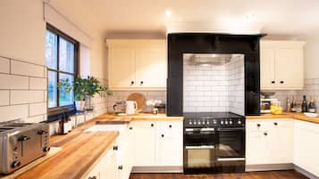 Lyxstuga - privat badrum - utsikt mot trädgården | Delat kök