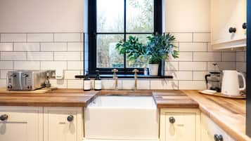 Lyxstuga - privat badrum - utsikt mot trÀdgÄrden | Delat kök