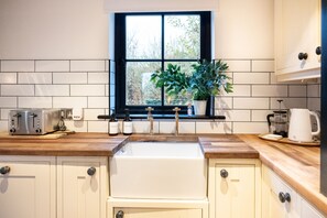 Luxe cottage, privébadkamer, uitzicht op tuin | Gemeenschappelijke keuken