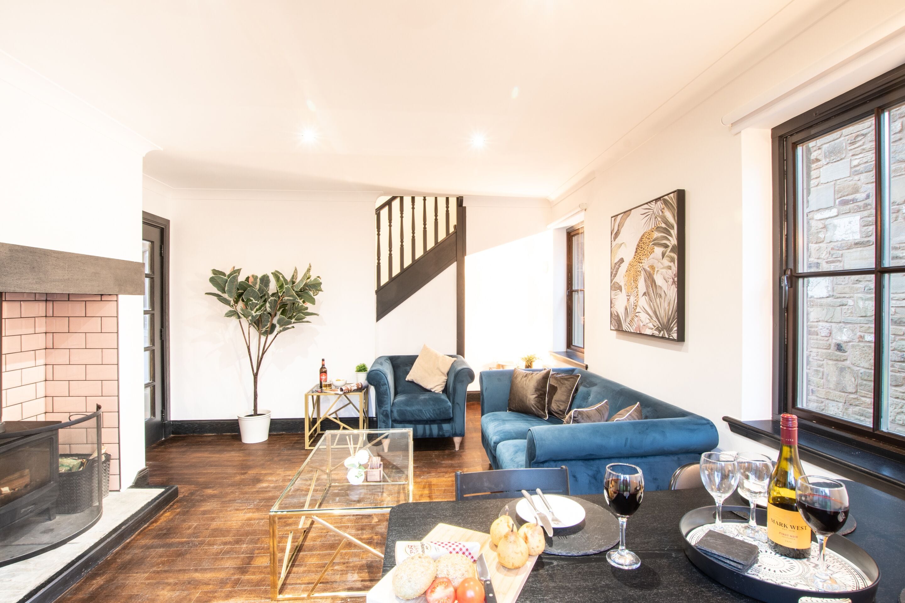 Lyxstuga - privat badrum - utsikt mot trädgården | Lounge