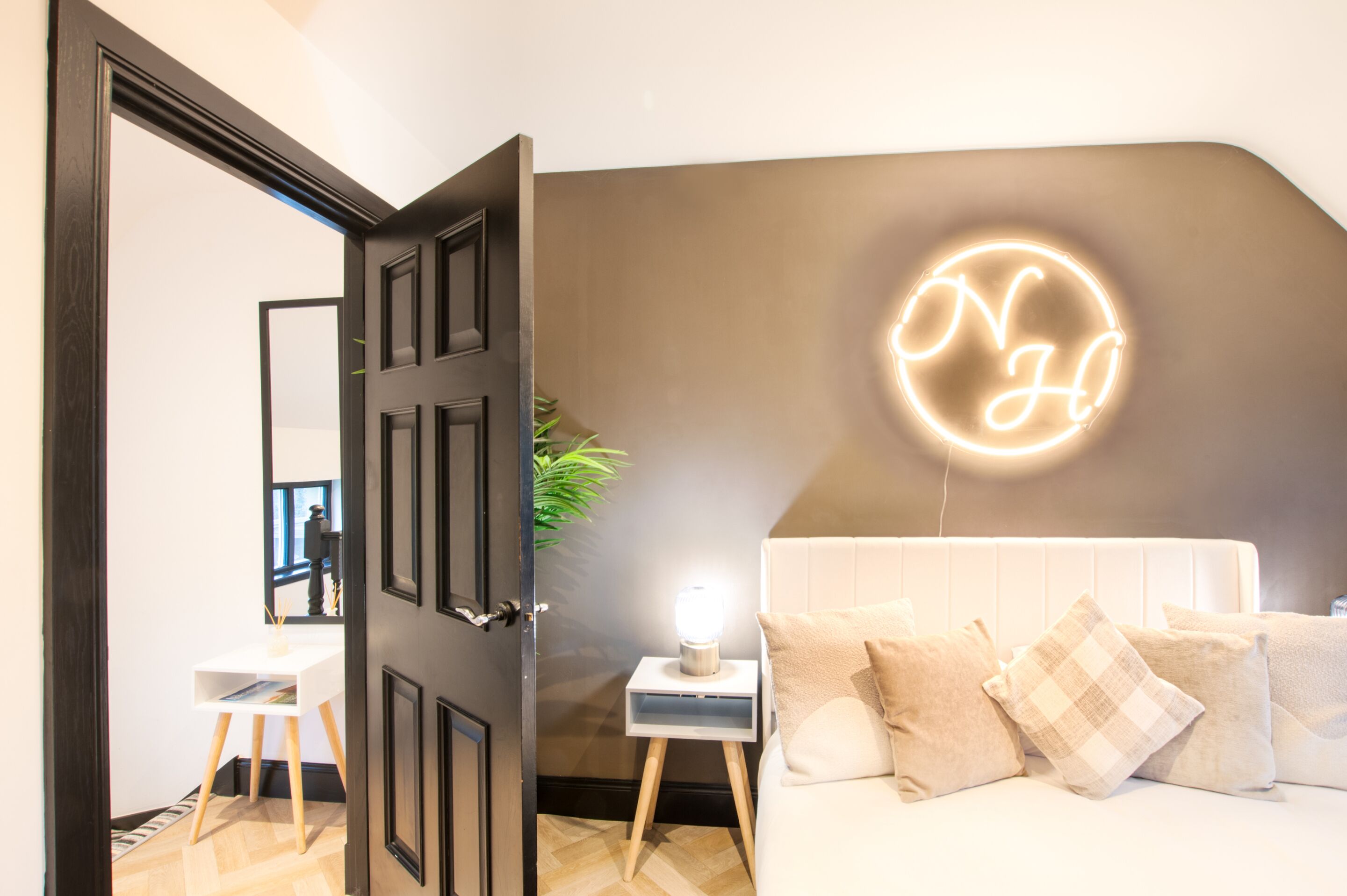 Lyxstuga - privat badrum - utsikt mot trädgården | 2 sovrum