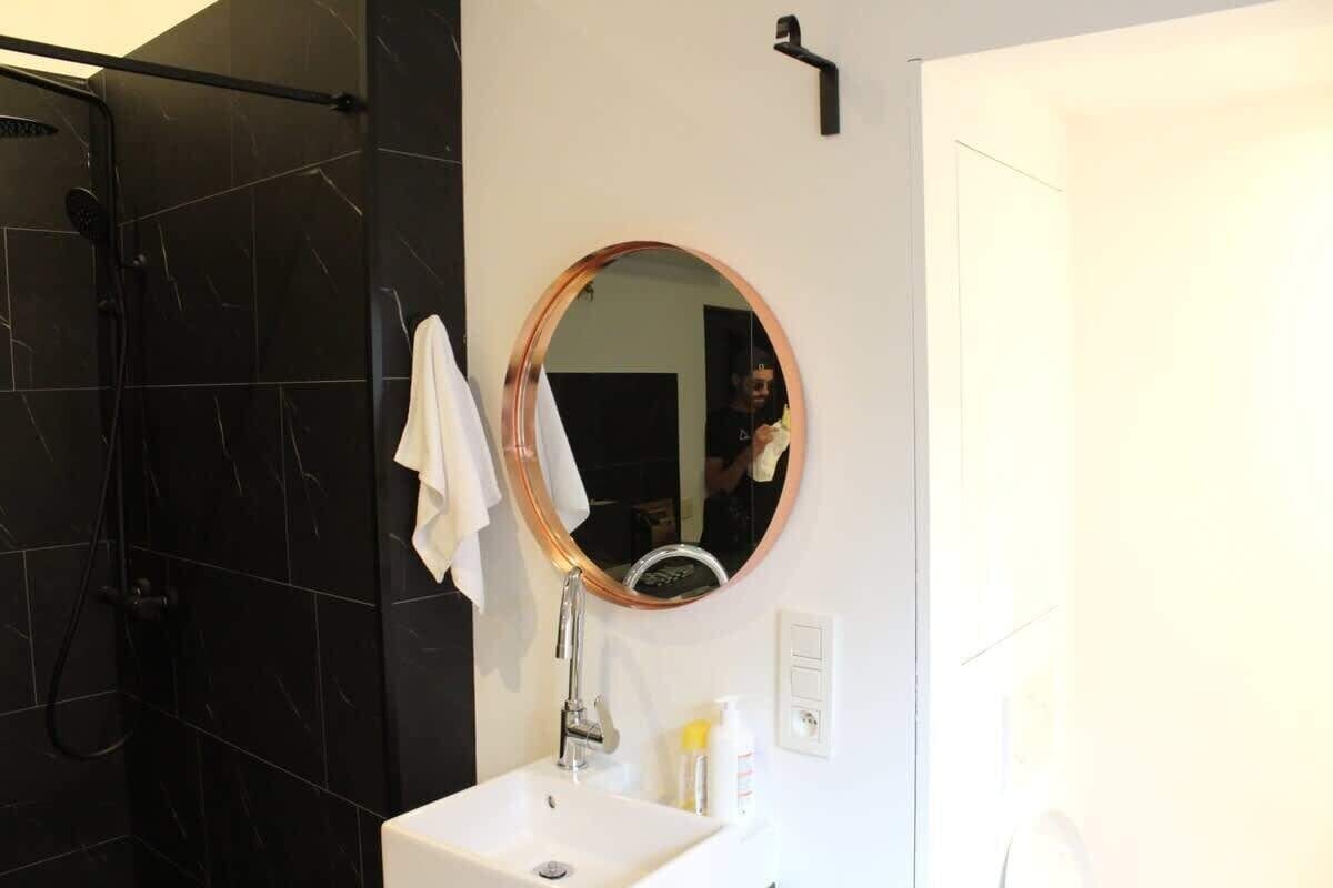 Dusj, hårføner og håndklær