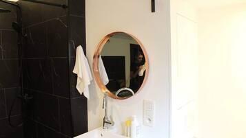 Douche, sèche-cheveux, serviettes fournies