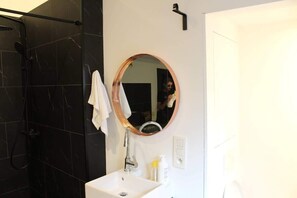 Douche, sèche-cheveux, serviettes fournies