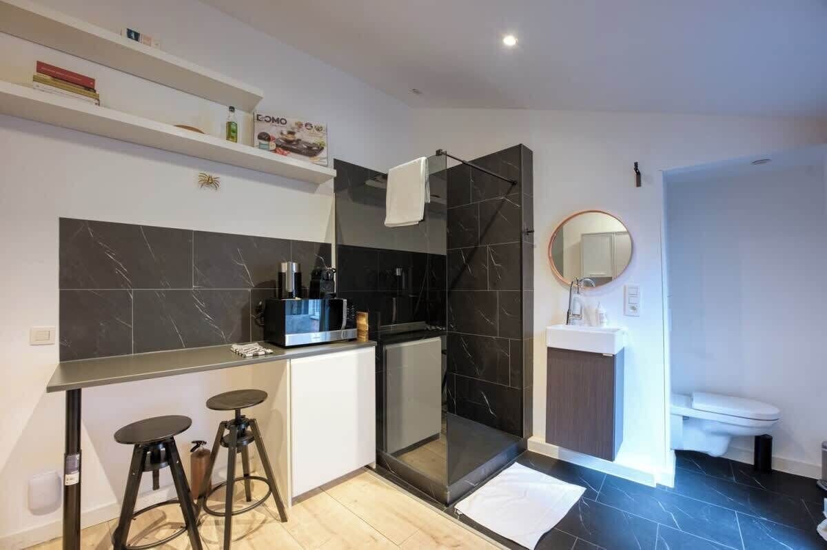 Shower, hair dryer, towels