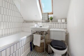 Badewanne, Haartrockner, Handtücher, Toilettenpapier