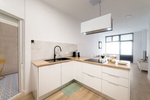 Micro-ondes, four, lave-vaisselle, cafetière/bouilloire