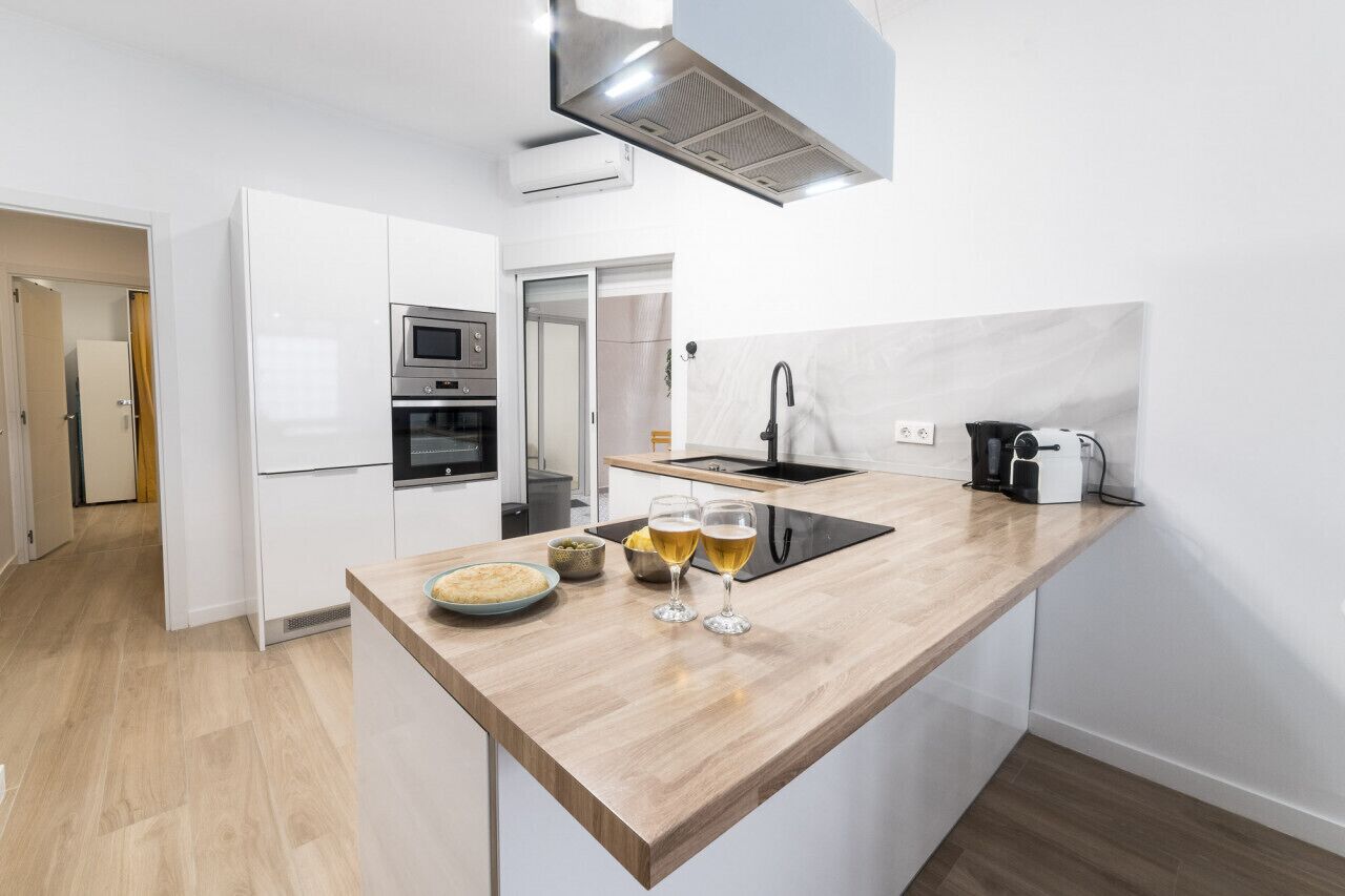 Micro-ondes, four, lave-vaisselle, cafetière/bouilloire