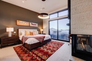 4 quartos, escrivaninha, ferros/tábuas de passar roupa, berço de viagem