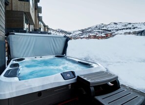 Outdoor spa tub - The Ridgeline | Ski-In 4BR Mountain Contemporary (Park City)