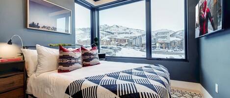 4 chambres, bureau, fer et planche à repasser, lit parapluie