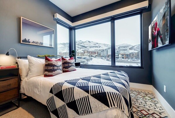 4 chambres, bureau, fer et planche à repasser, lit parapluie