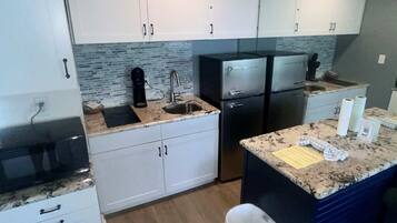 Een koelkast, een magnetron, een kookplaat