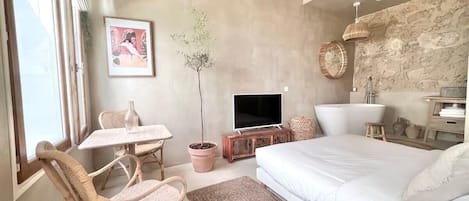 Escritorio, tabla de planchar con plancha, wifi y ropa de cama