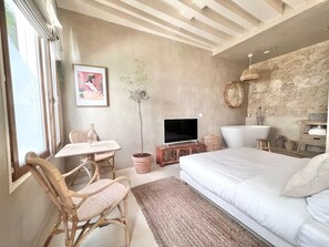 Een bureau, een strijkplank/strijkijzer, wifi, beddengoed