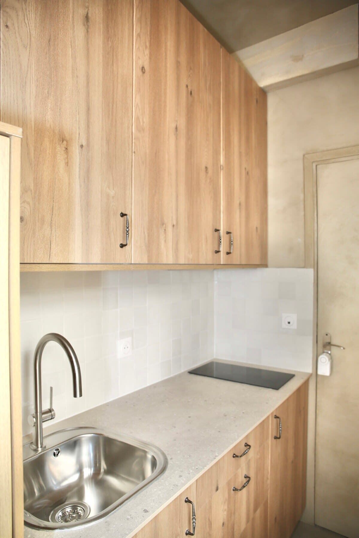 Kühlschrank, Mikrowelle, Herdplatte, Wasserkocher mit Kaffee-/Teezubehör